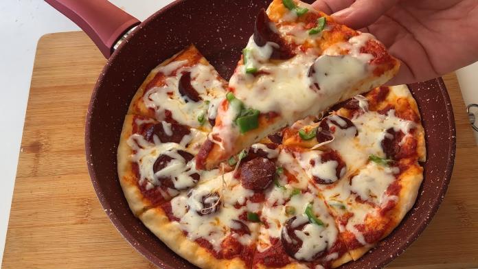 Evde kolay tavada pizza tarifi nasıl yapılır?