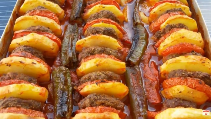 Damak çatlatan lezzet: Fırında köfte patates aşkı