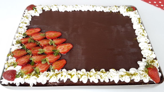 Çilekli çikolatalı tepside yaş pasta. 25-30 kişilik pasta tarifi.