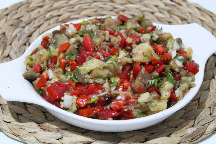 Közlenmiş patlıcan salatası tarifi