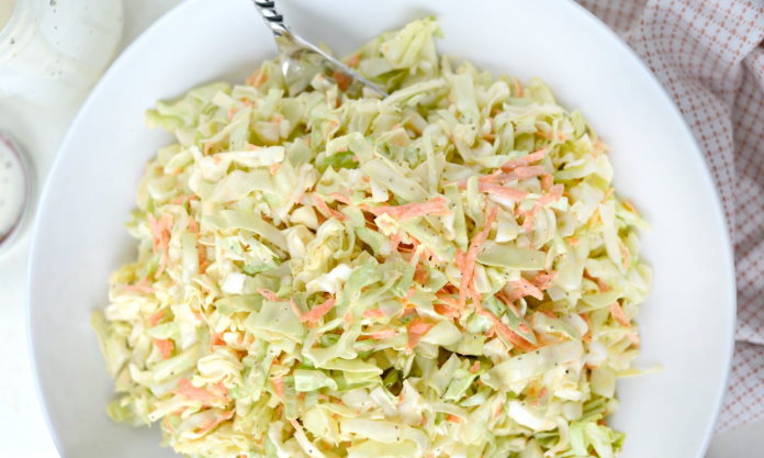 Coleslaw salata tarifi. Beyaz lahana salatası.