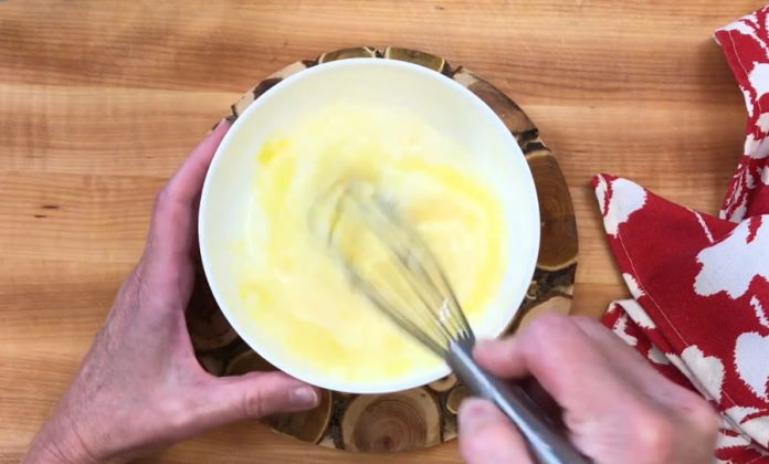Farklı bir kabın içinde; yumurta, süt ve erimiş tereyağını karıştıralım.