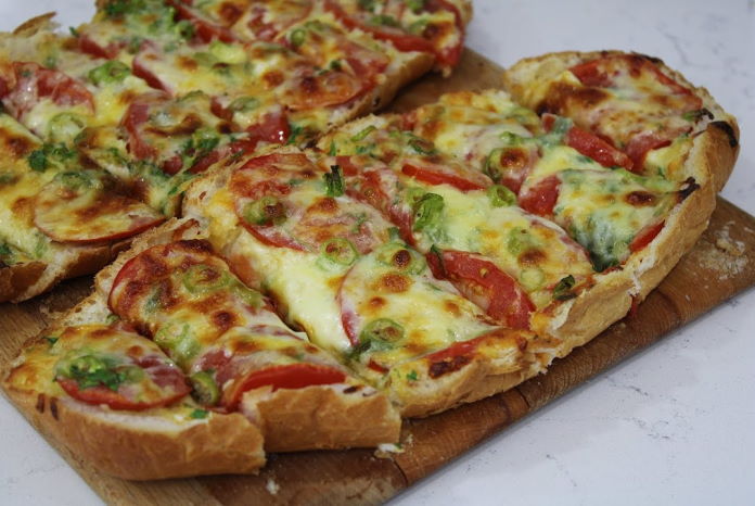 Bayat ekmek pizzası