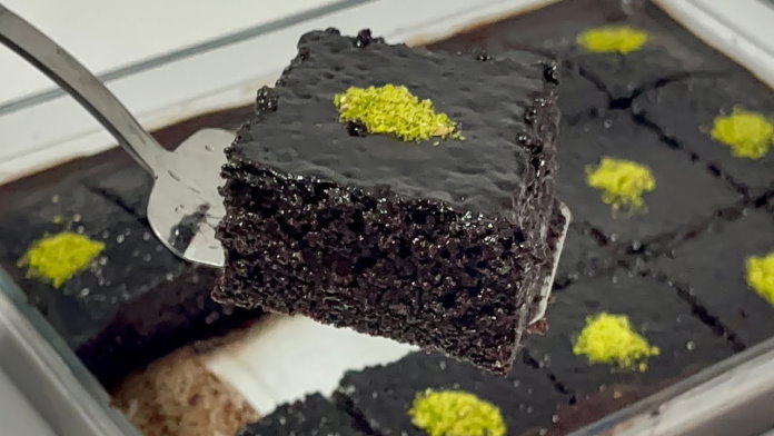 Sanki Çikolatayla Yapılmış Gibi: Bol Soslu Islak Kek Tarifi